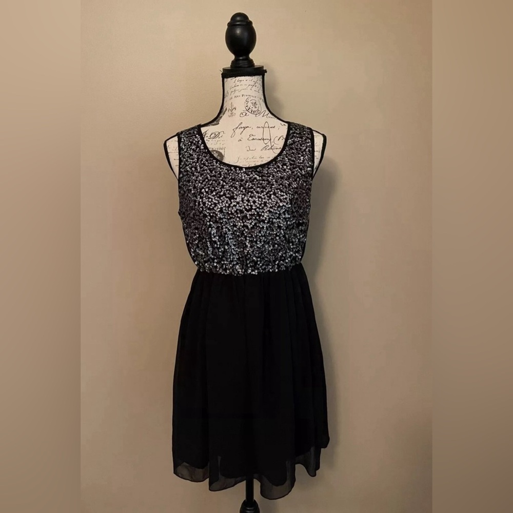 Pinky Size Medium Black Sleeveless Lined Dress with Silver Metallic Sequins